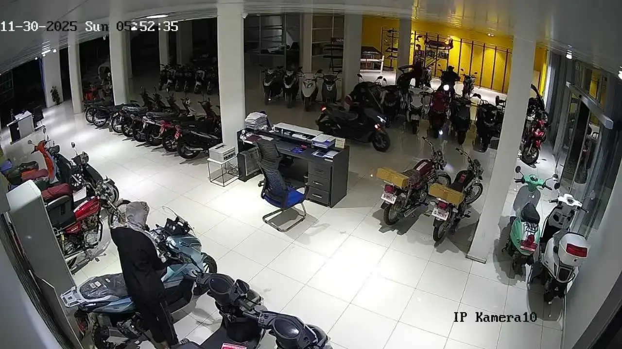 Adana’da 4 Çocuk Motosiklet Galerisini Soydu: O Anlar Kameraya Takıldı! 5